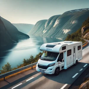 Modern hvid autocamper parkeret med udsigt over de smukke norske fjorde langs E6. Blå fjorde, grønne bjerge og en klar himmel skaber en idyllisk rejsestemning.